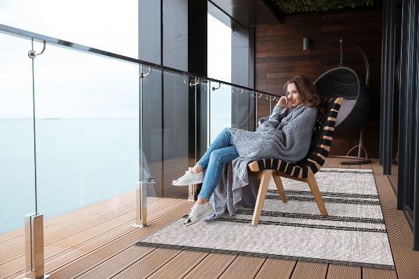 Moderné Koberec na balkóne šedé čiary