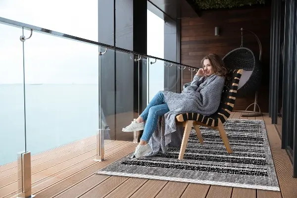 Vonkajší koberec na terasu čierne pruhy