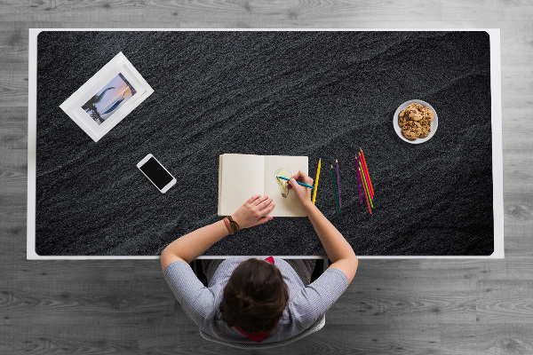 Veľká ochranná podložka na stôl čierny piesok