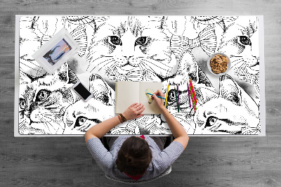 Pracovná podložka s obrázkom načrtnuté mačky