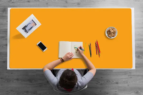 Veľká podložka na stôl tmavo žltá