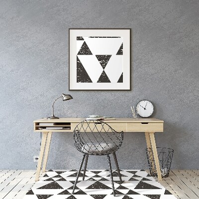 Podložka pod stoličku Čierne a biele trojuholníky