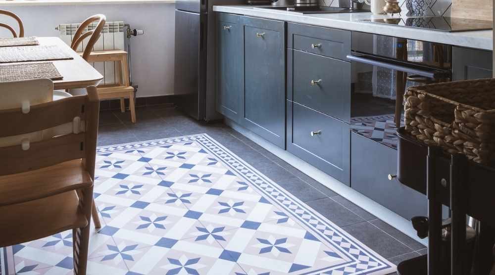 ako zakryť staré dlaždice