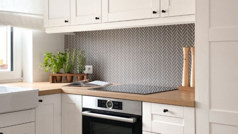 Renovácia bez odstraňovania dlaždíc - ako zmeniť steny a podlahy bez neporiadku